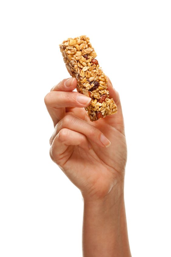 Nainen tilan Granola Bar valkoisella