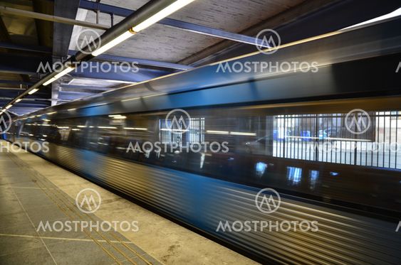 Passerande tunnelbanetåg