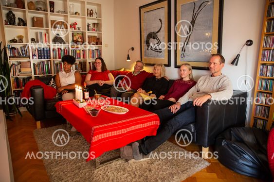 Familj tittar på Kalle Ankas jul