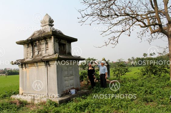 People burn incense ancestral tomb