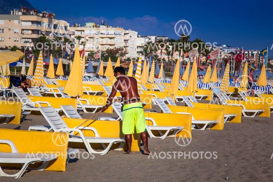 Man städar på stranden i Alanya