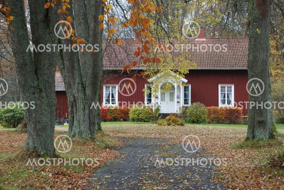 En röd liten mysig stuga på landet