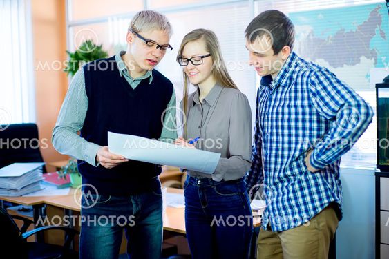 discussion of workers at the desk business ideas