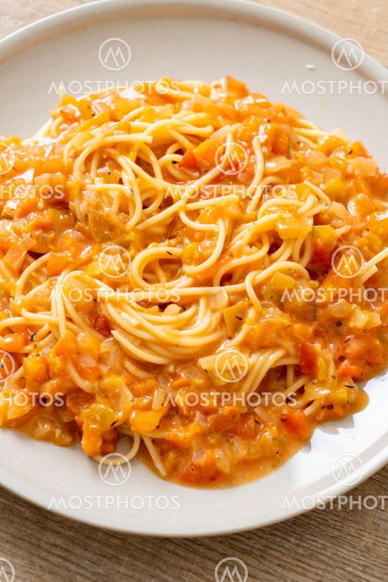 spaghetti pasta with creamy tomato sauce