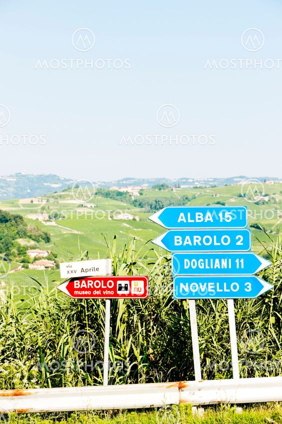 vejskilte nær Barolo, Piemonte, Italien
