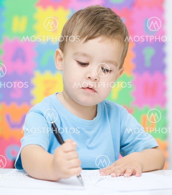 Little boy skriver på hans copybook