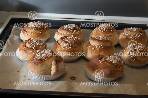 Nygräddade kanelbullar