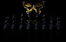 Schackpjäser med guldmask