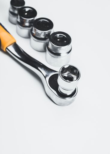 Hand tools arranged for mechanical work with a ratchet...