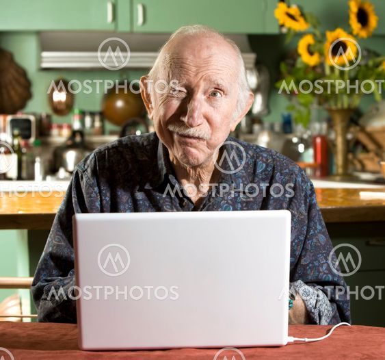 Äldre Man med en bärbar dator