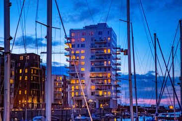 Kvällsljus vid båthamnen i Västra hamnen i Malmö