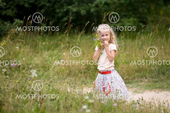 liten flicka med vilda blommor