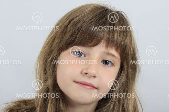 Niña rubia de ojos azules