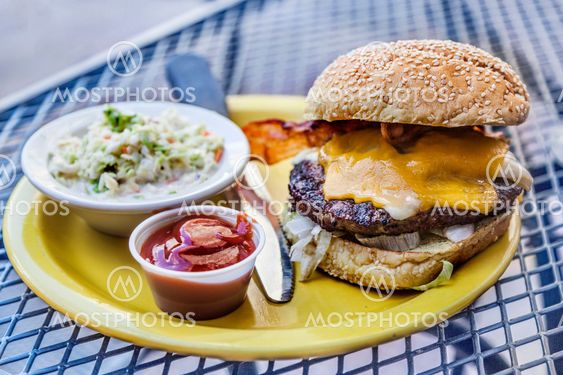 Amerikansk hamburgare med tillbehör