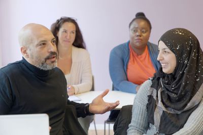 Elever i klassrum under vuxenutbilding, svenska för...