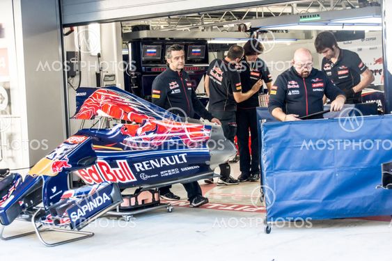 Scuderia Toro Rosso. Mechanics. Preparation of the car...