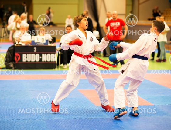 Två yngre killar som tävlar i Karate