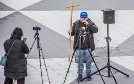 Man förkunnar kristet budskap