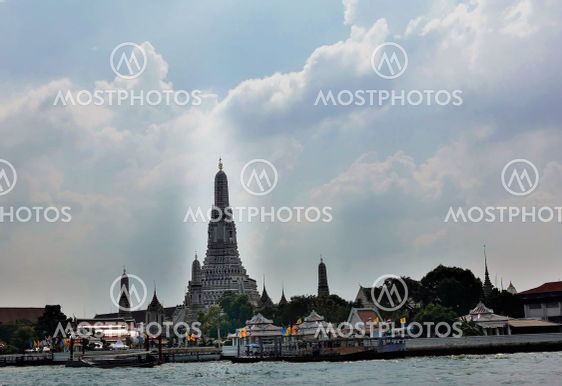 The high tower of Wat Arun against the blue sky.
