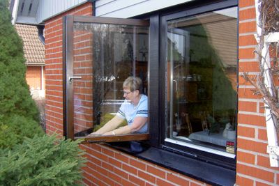 Kvinna putsar fönster