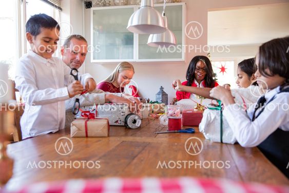Familj slår in julklappar