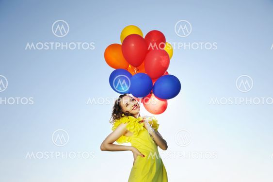 Kvinna med ballonger