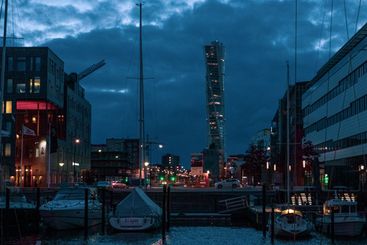 Turning Torso i kvällsljus, sett från båthamnen i Västra...