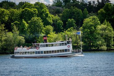 Människor på traditionell ångbåt i Stockholm.