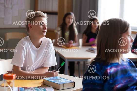 barn i klassrum