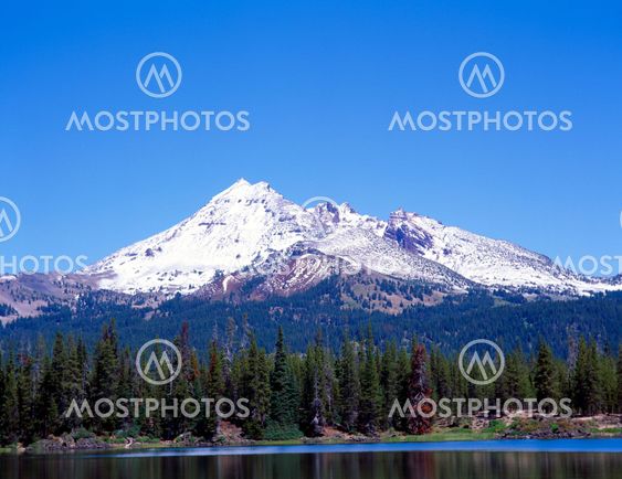 Sparks Lake oregon with Mount Bachlor reflected