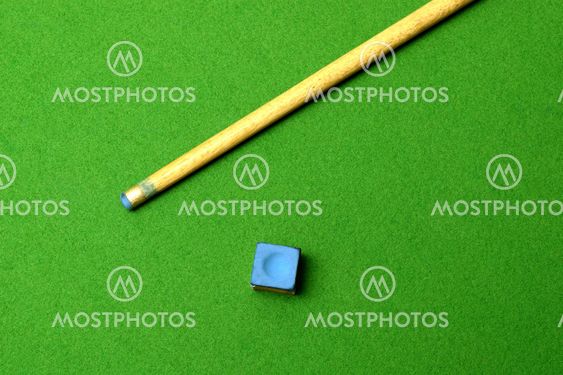 Cue stick kvickhet krita blocket på gröna Biljard