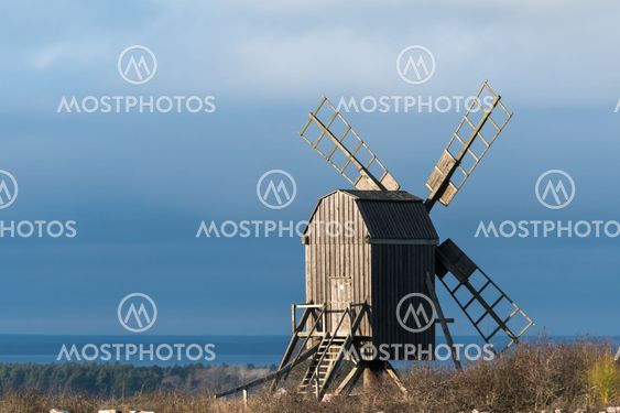 Höstsol på en traditionell väderkvarn på Öland