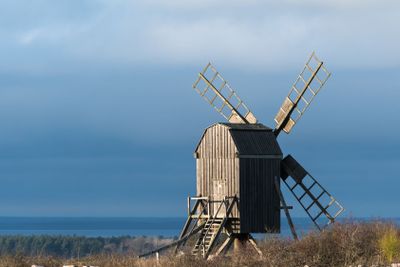 Höstsol på en traditionell väderkvarn på Öland