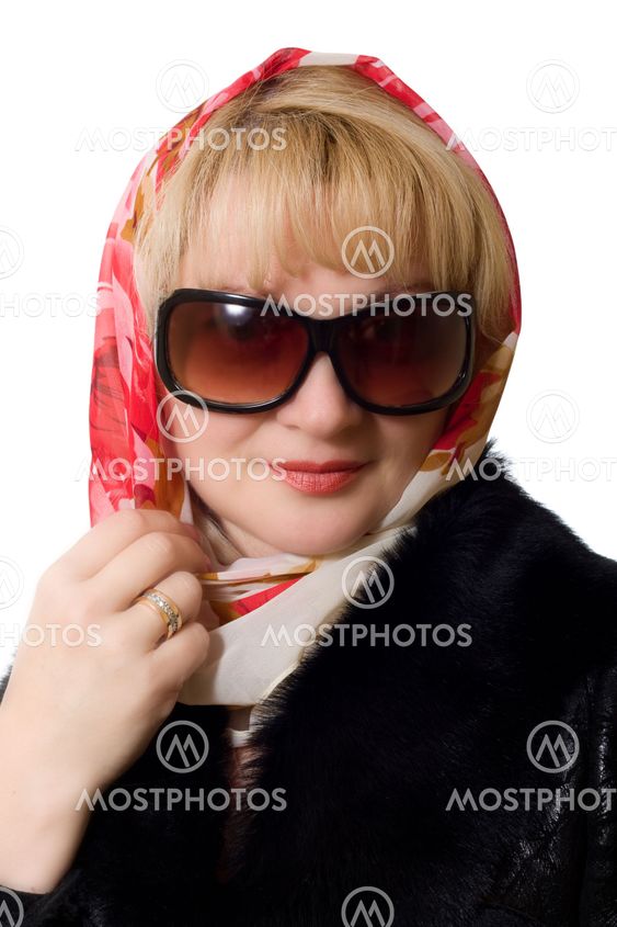 Attactive matture woman in sunglasses