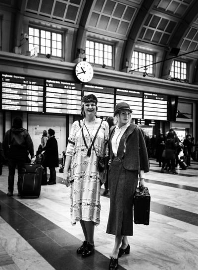 Resenärer i väntsalen