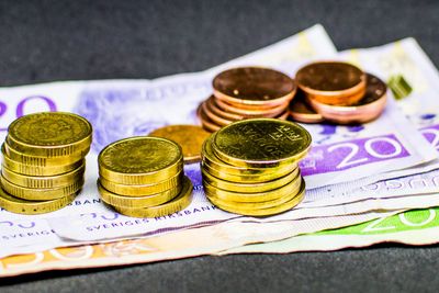 Staplade mynt på svenska sedlar