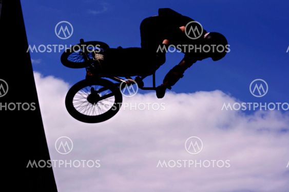 Silhouetted biker dreng gør stunts