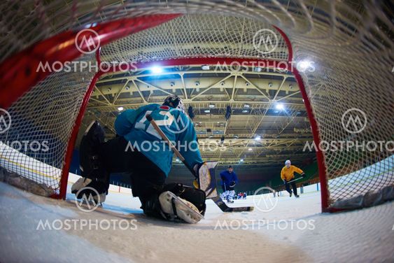 ice hockey goalkeeper