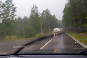 Regn på vindruta i mötande trafik