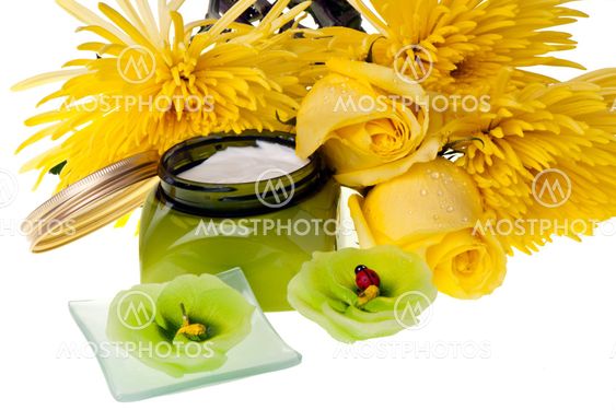 Gula blommor, ljus och body lotion