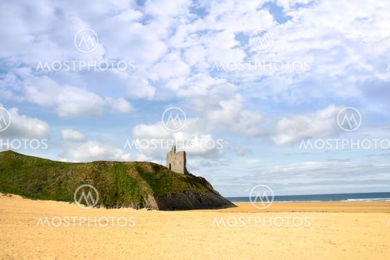 beach and Ballybunion castle on the edge of a cliff