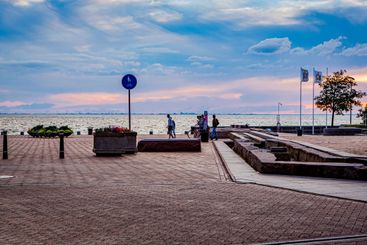 Folk i Västra hamnen i solnedgången