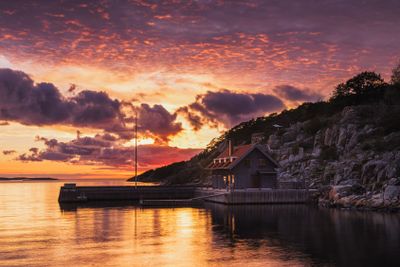 Serenity at Twilight: Coastal Cabin's Reflective Afterglow