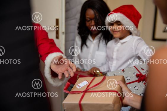 Trött delar ut julklappar