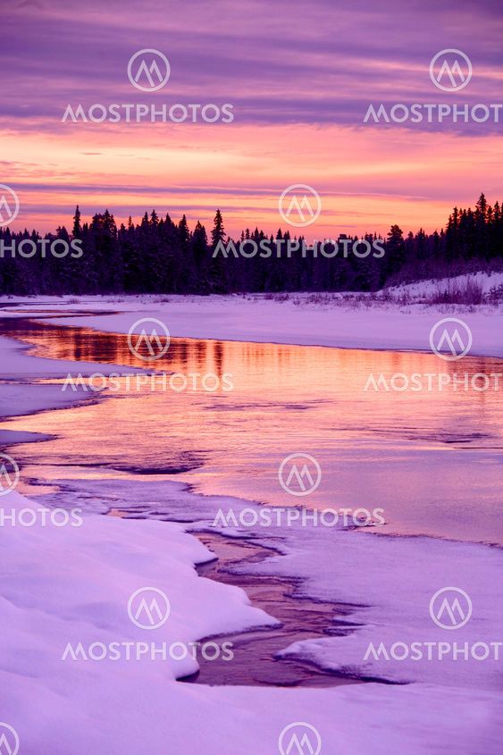 Vinterlandskap i solnedgång