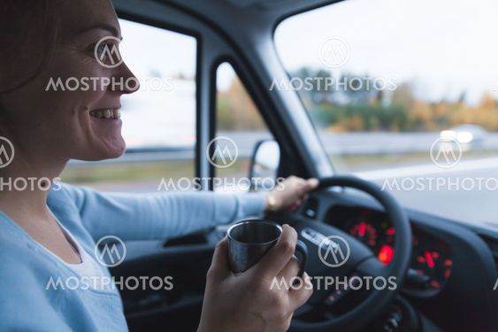 Kvinna kör bil