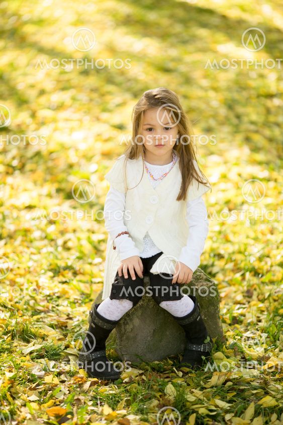 Little girl at the autumn park