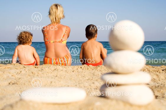 Familjen på sunny beach - exotisk semester