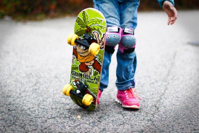Barn som åker skateboard