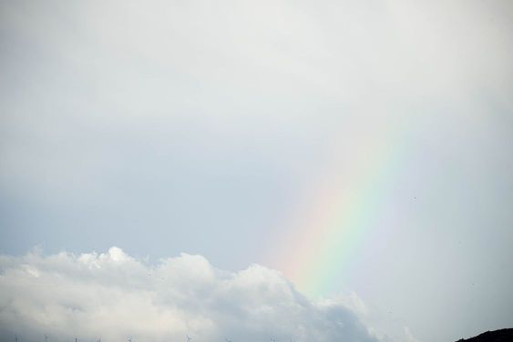 primer plano de un arco iris entre las nubes